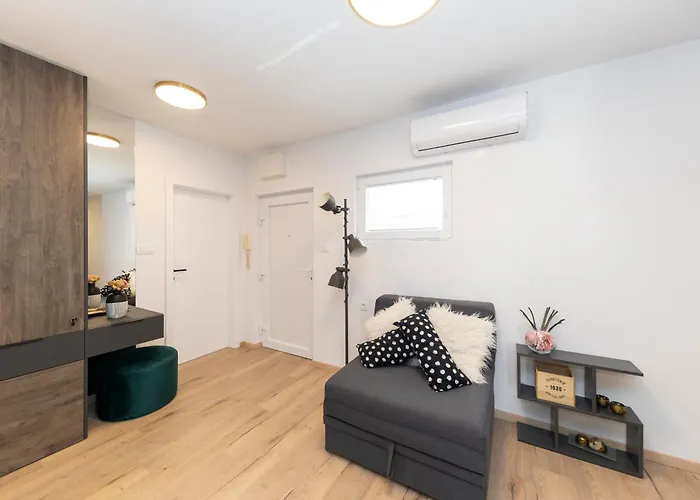 Dispetto In Old Apartment