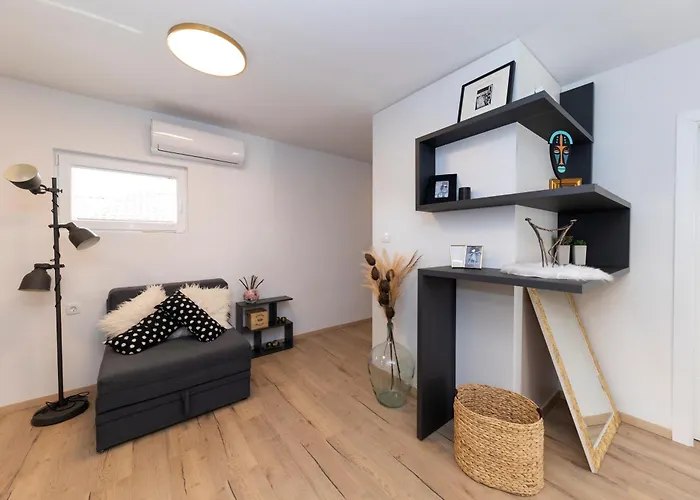 Dispetto In Old Apartment *