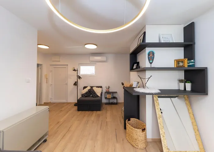 Dispetto In Old Apartment